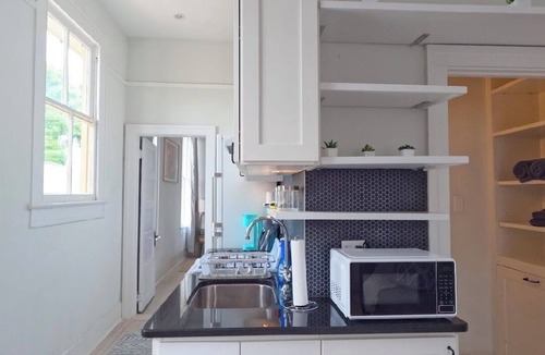 Milan Apartment | Cozy apartment a few blocks from Mardigras parade route