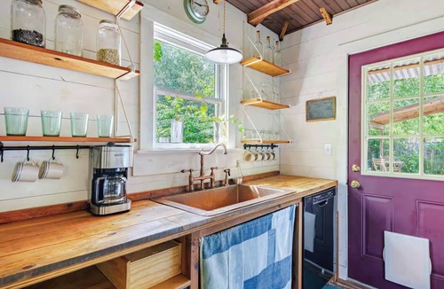 North Loop Cottage | Cozy Austin cottage. Walk to shops & Coffee