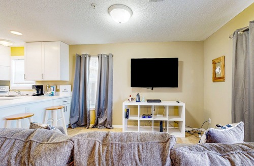 Navarre Beach Condo | Cozy beach condo with amazing views, beach access & on-site pool