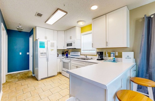 Navarre Beach Condo | Cozy beach condo with amazing views, beach access & on-site pool