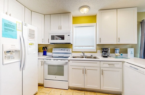 Navarre Beach Condo | Cozy beach condo with amazing views, beach access & on-site pool