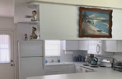 Holmes Beach Cottage | Cozy beach retreat! Walk 2 minutes to the Gulf of Mexico! Quiet, kind neighbors!
