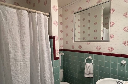 Holmes Beach Cottage | Cozy beach retreat! Walk 2 minutes to the Gulf of Mexico! Quiet, kind neighbors!