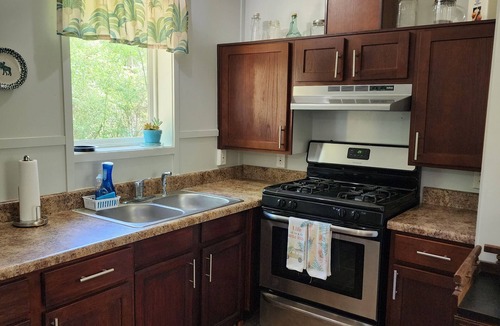 Springfield House | Cozy Bungalow Minutes to River, Dining & Shopping