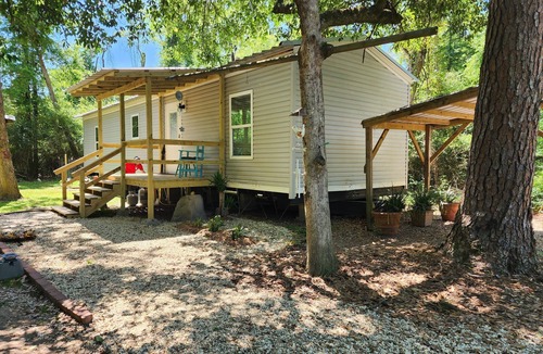 Springfield House | Cozy Bungalow Minutes to River, Dining & Shopping