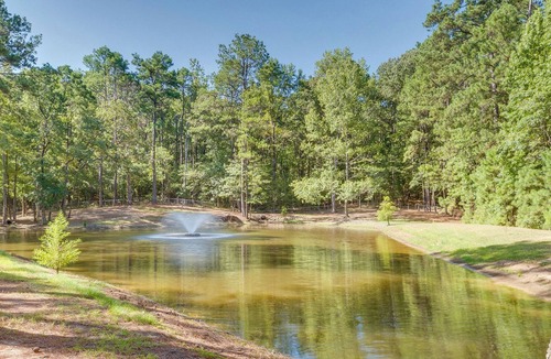 Negreet Cabin | Cozy Cabin Getaway 1 Mi to Toledo Bend Lake!