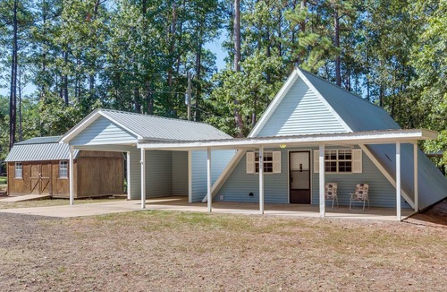 Negreet Cabin | Cozy Cabin Getaway 1 Mi to Toledo Bend Lake!