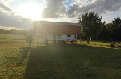 Navarro County Cabin | Cozy cabin in countside/family- Friendly/outdoor grill/camping/near lakes