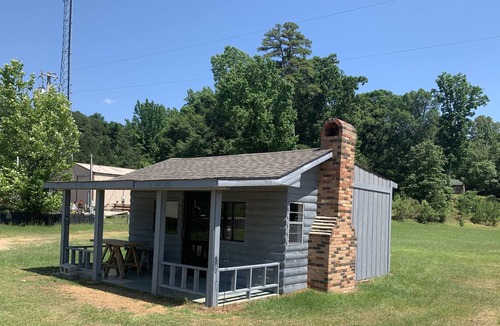 Grenada Cabin | Cozy cabin minutes from lake