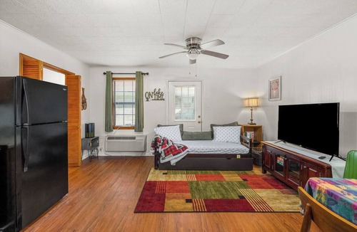 Alexandria Cabin | Cozy Cabin Near Med CTR | Quiet&Clean by Ponytail