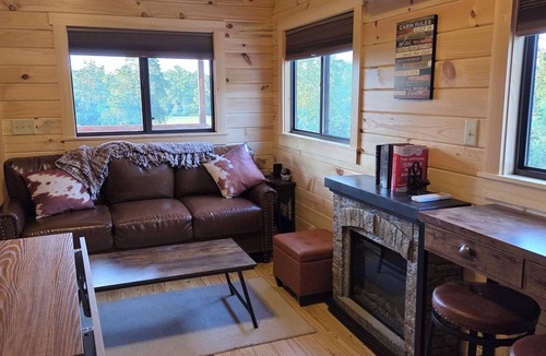 Jones Mills Cabin | Cozy Cabin w/Private Hot Tub & Fire Pit Near Hot Springs