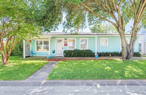 Galveston Cottage | Cozy, cheerful 3 bed, 2 bath cottage in midtown Galveston with backyard retreat