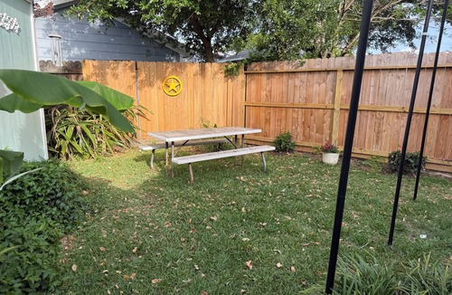 Galveston Cottage | Cozy, cheerful 3 bed, 2 bath cottage in midtown Galveston with backyard retreat