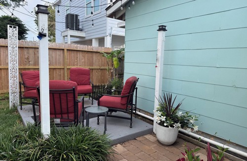 Galveston Cottage | Cozy, cheerful 3 bed, 2 bath cottage in midtown Galveston with backyard retreat
