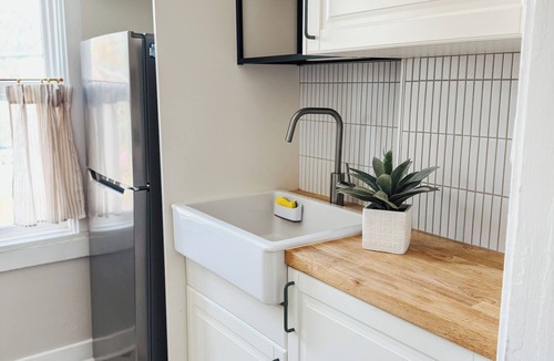 United Central Apartment | Cozy Coastal 1-bedroom apartment in St Petersburg minutes from the Beach