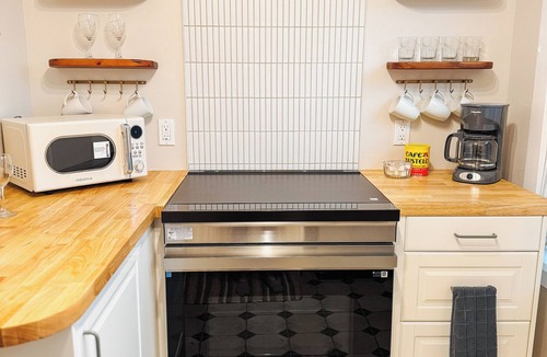 United Central Apartment | Cozy Coastal 1-bedroom apartment in St Petersburg minutes from the Beach