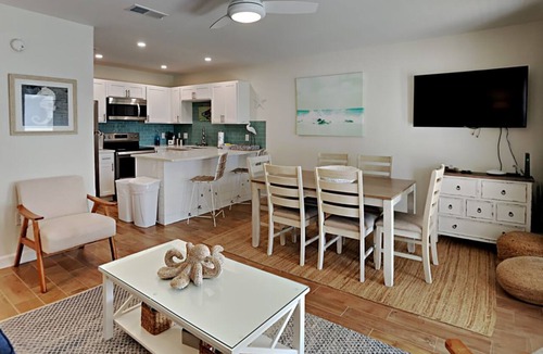 Ono Island Condo | Cozy Coastal Condo with Delightful Upgrades – Quick Walk to the Sand