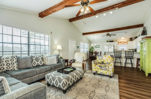 Jamaica Beach House | Cozy Coastal Retreat - Walk to Beach - Perfect for Families - Jamaica Beach