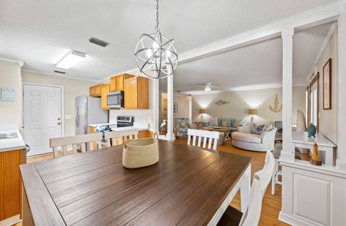 Navarre House | Cozy Coastal Retreat – Perfect for Fall Getaways! Firepit, Hammock & Fun