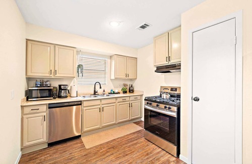 El Lago House | Cozy Coastal Stay: Near Kemah + NASA | BBQ | Beach