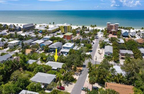 Mid Island House | Cozy Cottage by Sun Palace Vacations