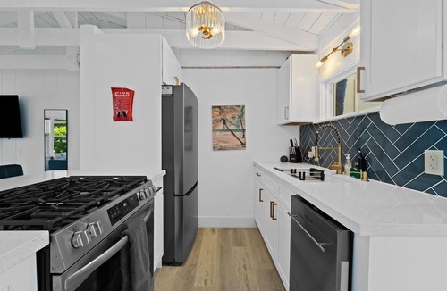 Wilton Manors House | cozy cottage w/pool & hot tub - walk to drive!