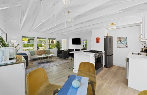 Wilton Manors House | cozy cottage w/pool & hot tub - walk to drive!
