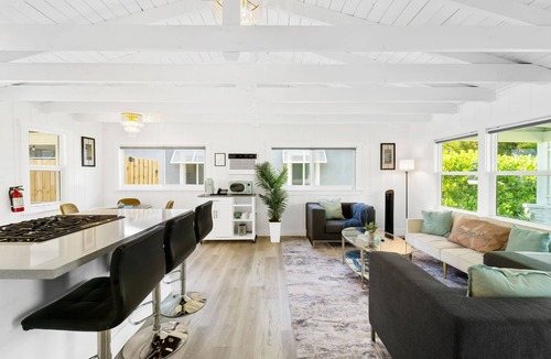 Wilton Manors House | cozy cottage w/pool & hot tub - walk to drive!