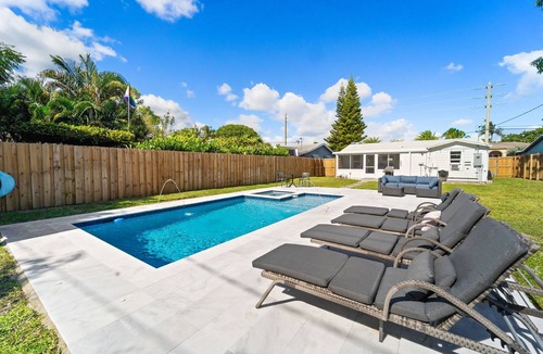 Wilton Manors House | cozy cottage w/pool & hot tub - walk to drive!