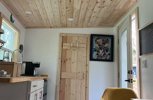 Duckpond Cottage | Cozy detached tiny cottage retreat — Walk to Tom Petty Park