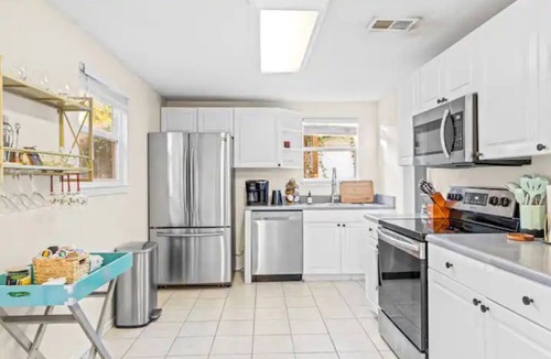 Niceville House | Cozy dog-friendly stay near white sandy beaches!