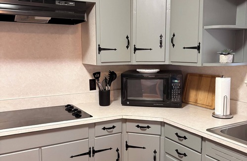 Bucks House | Cozy Farmhouse Retreat , Family & Pet Friendly, Near Beaches, casino and Mobile