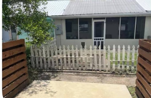 Lanark Village House | Cozy Fishing Retreat located in Lanark Village