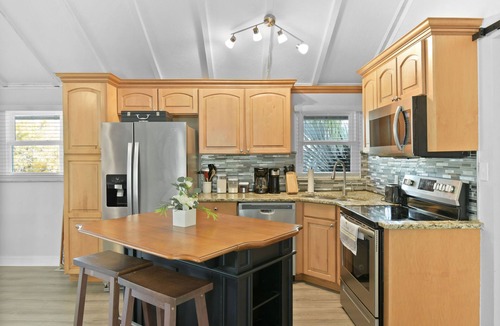 Babson Park House | Cozy Getaway with a Wrap-Around Deck, Gym, Pac-Man, and more!