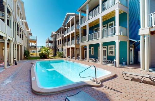 Crescent Beach Apartment | Cozy, ground-floor beach studio w/a shared pool, free WiFi, & a kitchenette