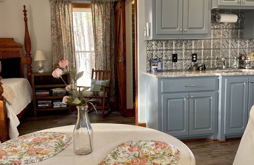 Madison House | Cozy guesthouse minutes from multiple amenities