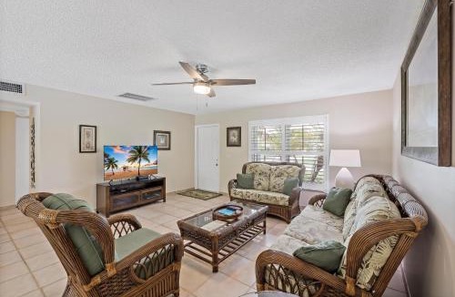 Marco Island House | Cozy home with sunroom, pool and steps to beach