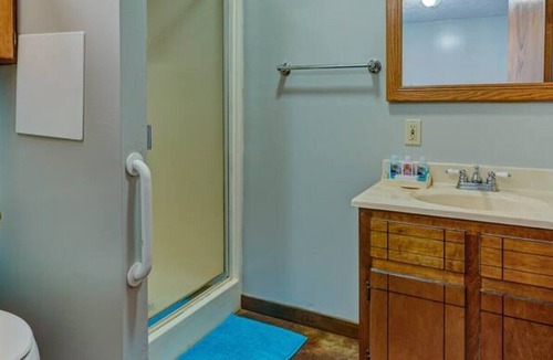 Redwood Hotel | Cozy Lake Front Room! H3