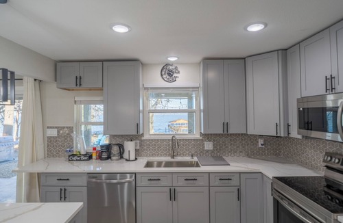 Seven Points House | Cozy Lake House on Cedar Creek Lake/Spacious Outdoor Deck on the Lake & Firepit