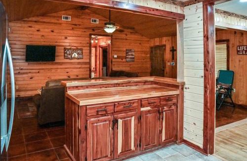 Negreet House | Cozy lakefront cabin with boat house and ramp on T