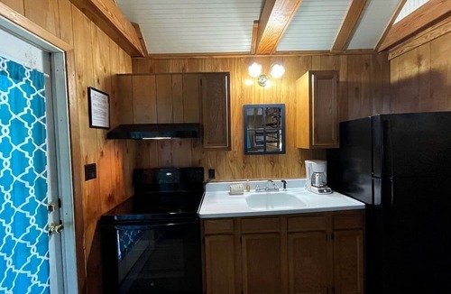 Zwolle Cabin | Cozy Loft Cabin with Private Pond Views Near Zwolle, Louisiana