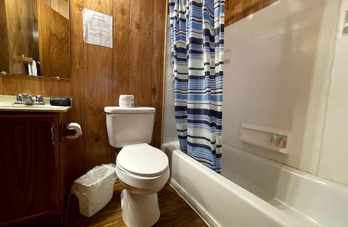 Zwolle Cabin | Cozy Loft Cabin with Private Pond Views Near Zwolle, Louisiana