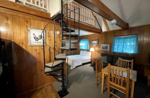 Zwolle House | Cozy Loft Cabin with Private Pond Views Near Zwolle, Louisiana