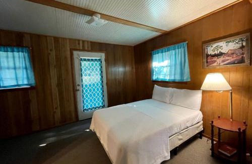Zwolle House | Cozy Loft Cabin with Private Pond Views Near Zwolle, Louisiana