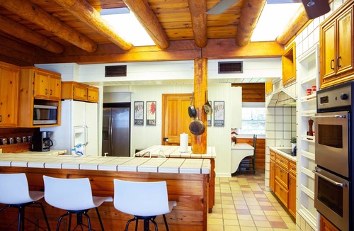 West Livingston House | Cozy Log Cabin - Lakefront 2 Boat Lifts 2 Jet Ski Lift FirePit 1Gig WiFi