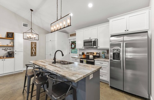 Franklin House | Cozy Modern Barndominum near Franklin Ranch Sports Park