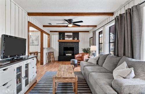 Uncertain House | Cozy Modern Cabin Kayaks & Dock Access