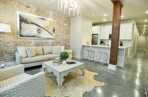 Central Business District Hotel | Cozy Modern NOLA Condo + Private Patio: Walk to CBD Hotspots & French Quarter