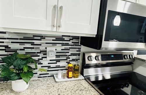Bayshore Gardens House | Cozy Modern Unit Near IMG & Beaches