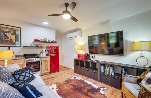 Montgomery Cottage | Cozy Montgomery Cottage w/Porch, Near Lake Conroe
